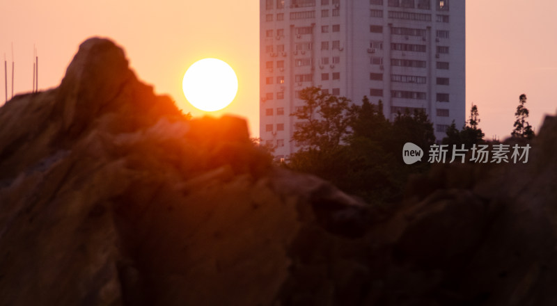 青岛太平角公园，夕阳下的城市高楼剪影