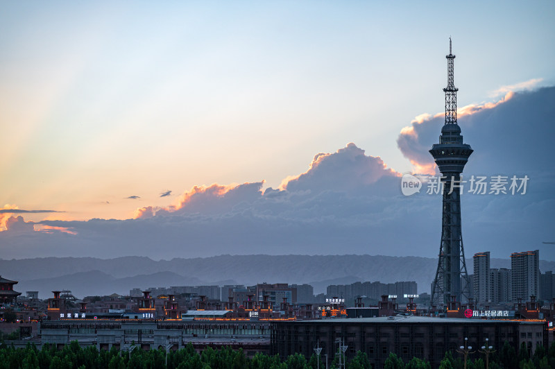 新疆喀什市傍晚的城市风光