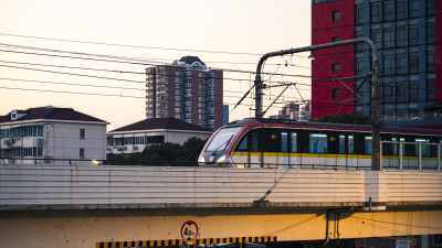 城市中高架上行驶的轻轨列车