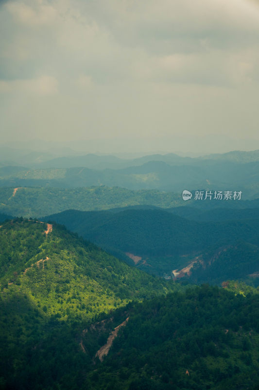 白云下的群山