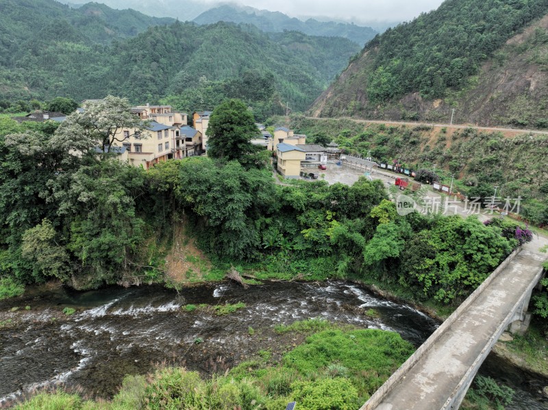 航拍大山深处的美丽乡村