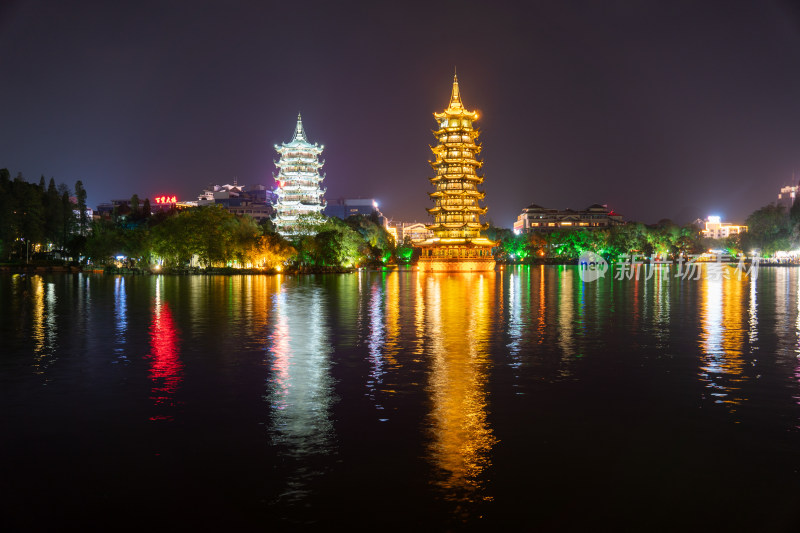 广西桂林日月双塔夜景