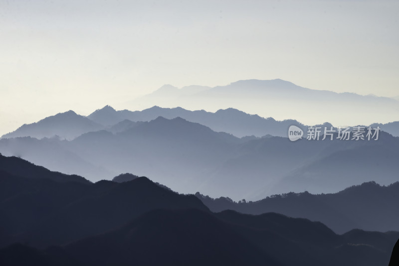 朦胧群山远景自然风景图