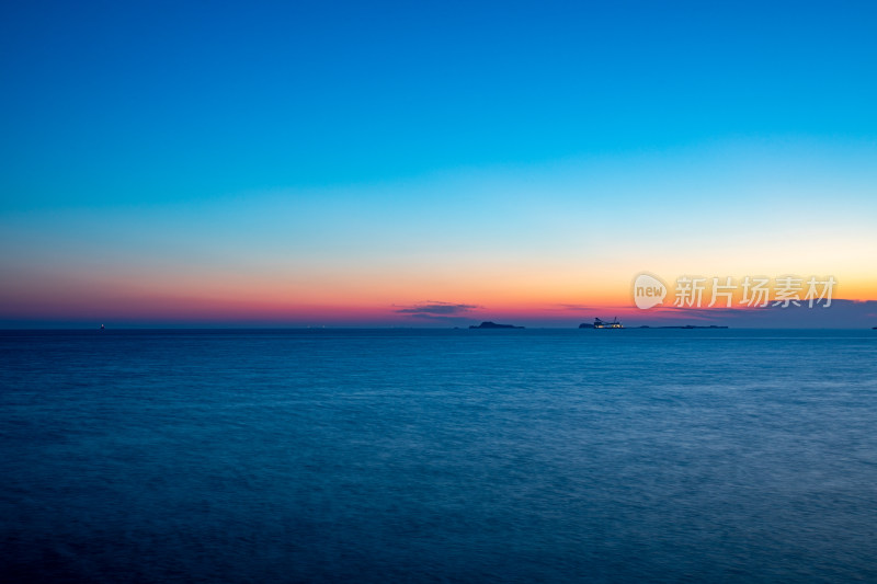 山东烟台东山栈桥海上日出前的朝霞景观