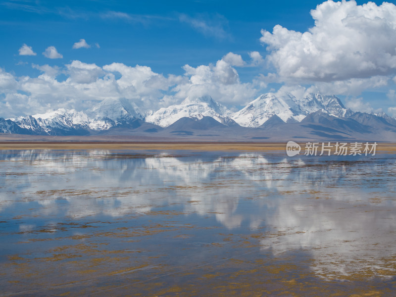西藏日喀则多情错和卓木拉日雪山