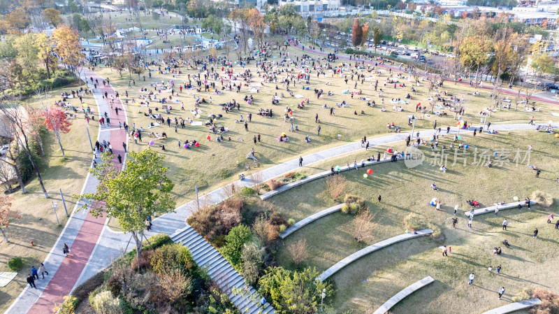 晴天成都交子公园晒太阳的人们航拍特写