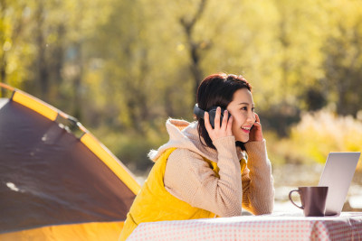 青年女人在户外露营