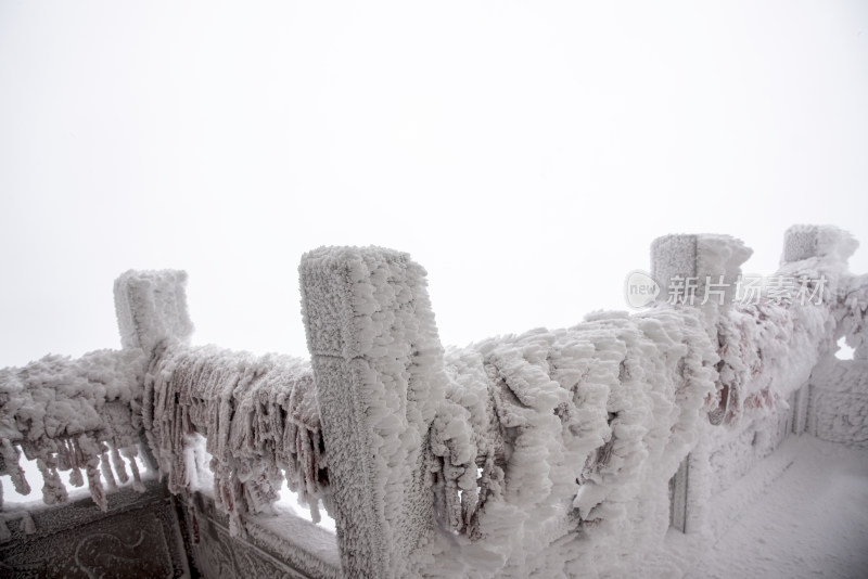 寒冷冬天大雪凝结的栏杆