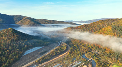 航拍秋季山间公路与云海