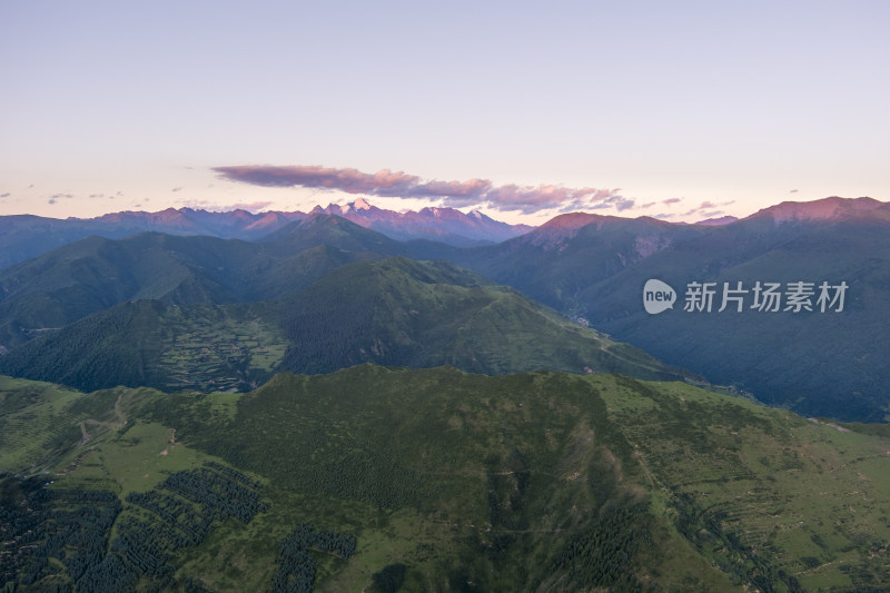 四川省阿坝州松潘县岷山山脉傍晚日落风光