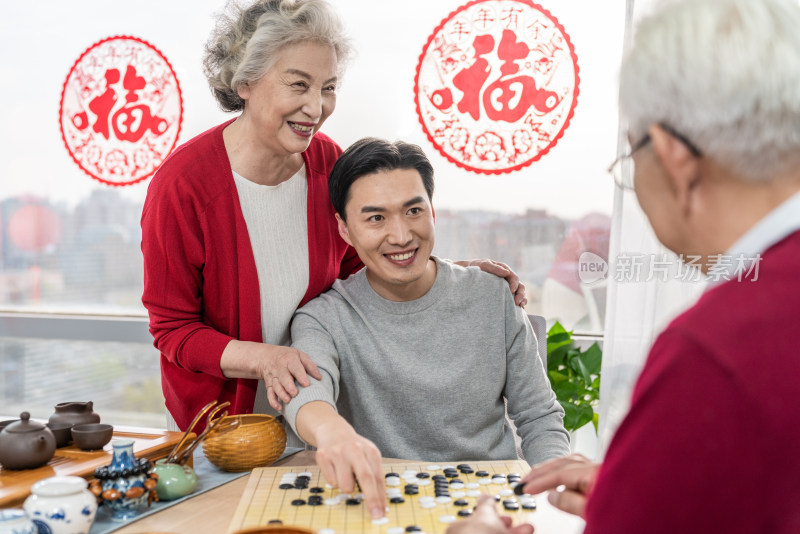 快乐的家庭喝茶下围棋