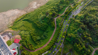 航拍美丽的城市风光、绿化花坛、公园、道路