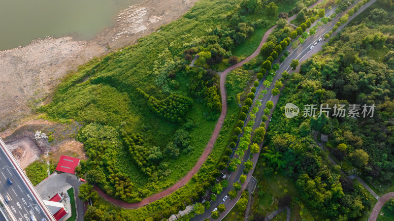 航拍美丽的城市风光、绿化花坛、公园、道路