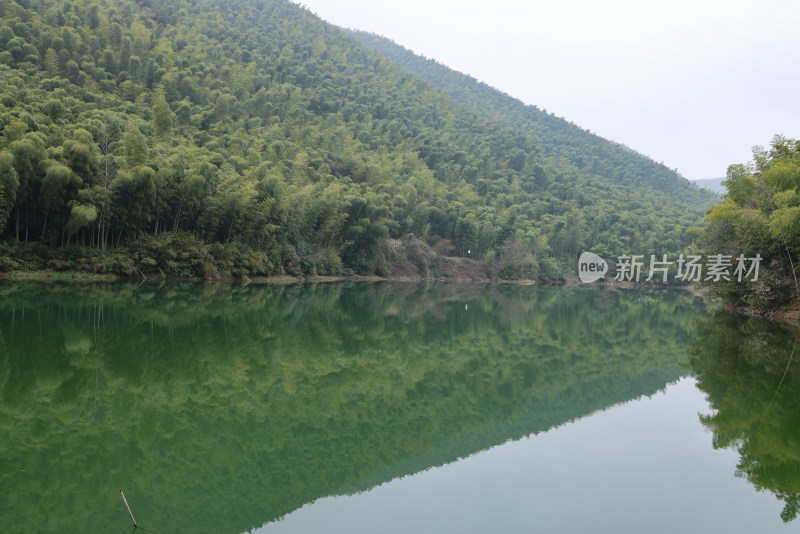 浙江湖州德清县上杨村静谧的湖光山色