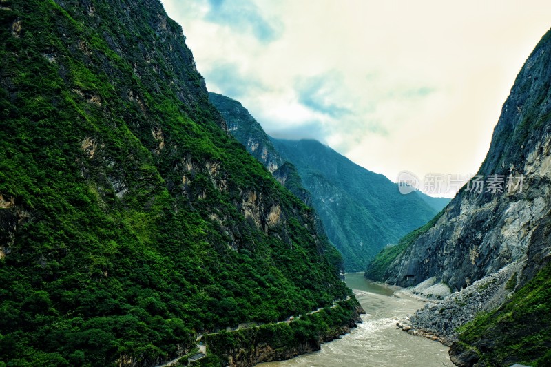 山间峡谷黄河奔腾景观