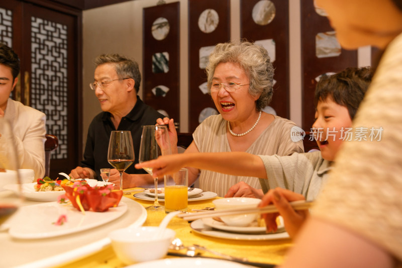 幸福家庭在餐厅用餐