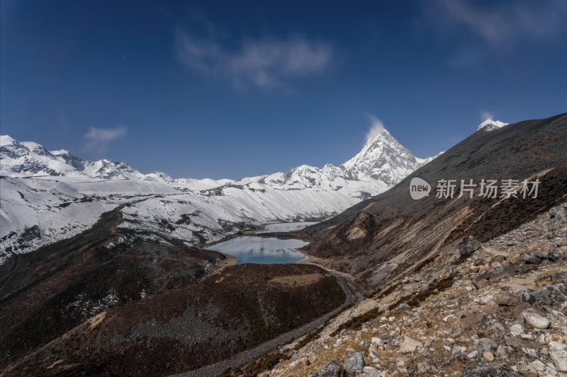 西藏山南洛扎秘境库拉岗日雪山湖泊壮丽景色