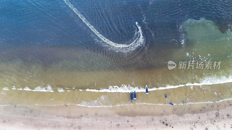 航拍海浪拍打沙滩沙滩游泳游客