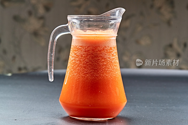 玻璃器皿装的鲜榨胡萝卜汁