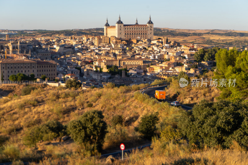 古城全景展现古老建筑与自然风景