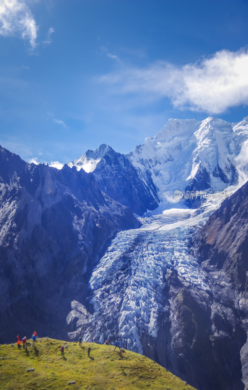 云雾中雪山冰川自然风景