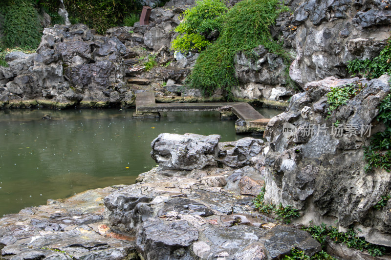 夏日中式园林假山景观