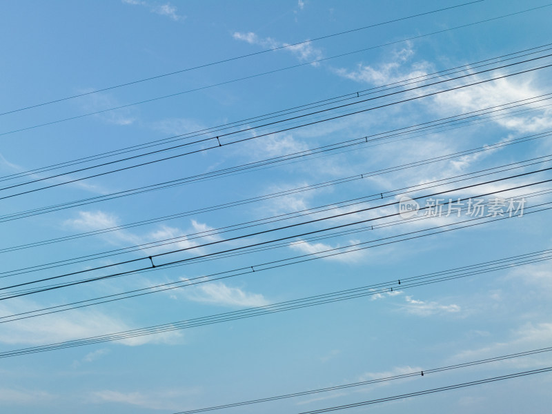 蓝天背景下的高压供电线路