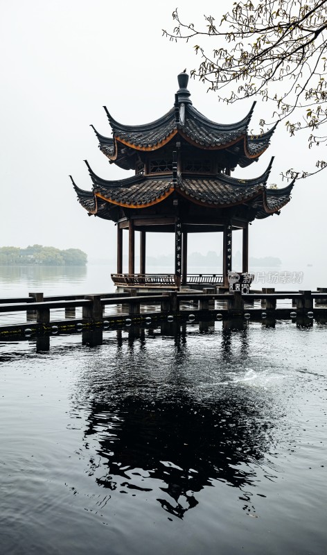 杭州西湖长桥公园湖畔中式亭子烟雨景色