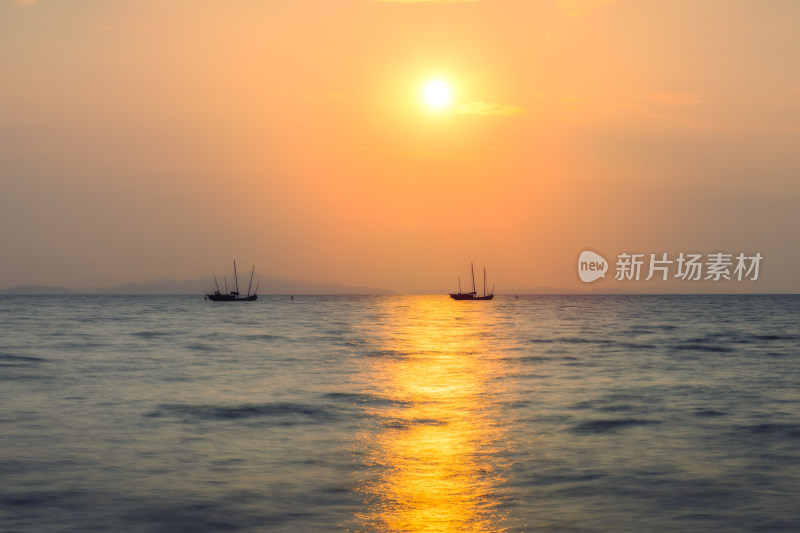 湖州太湖观景台日出时的太湖湖景