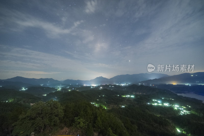 山间夜景灯火阑珊的群山风光