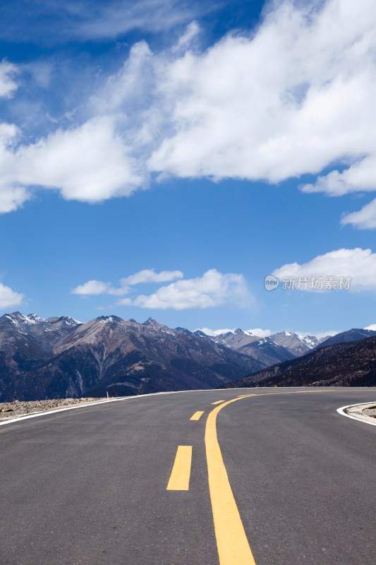 公路远山