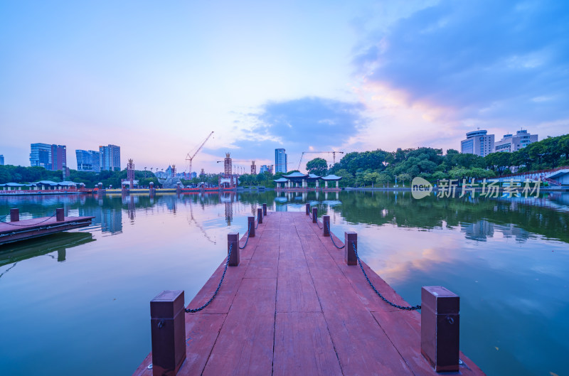 佛山千灯湖公园湖泊码头夕阳晚霞