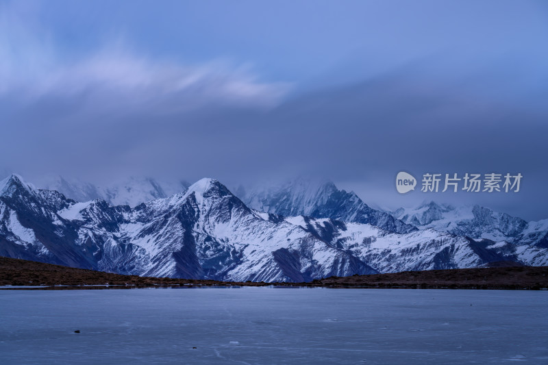 四川甘孜州高原冷嘎措贡嘎雪山倒影映照冰湖