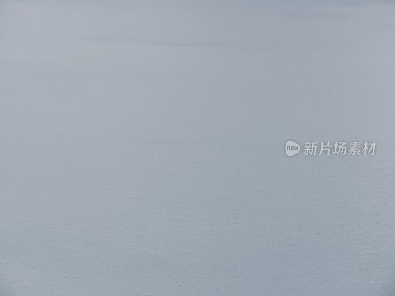 平静湖面自然风光