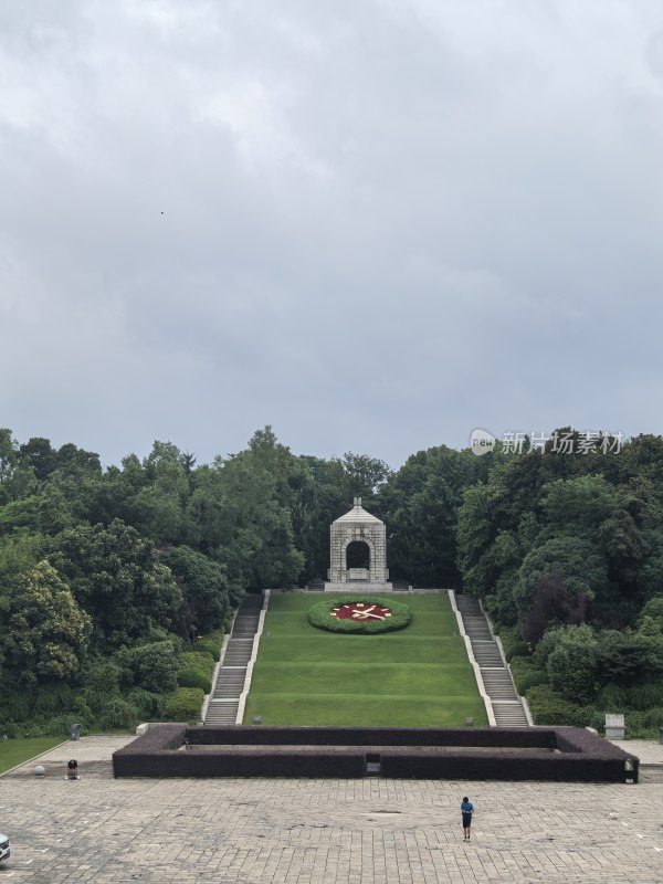 雨花台：绿树环绕的某纪念陵园全景