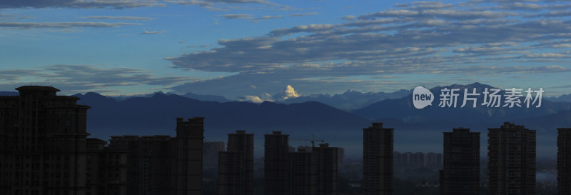 在成都遥望雪山长图