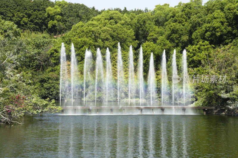 广州番禺莲花山旅游风景区湖边喷泉