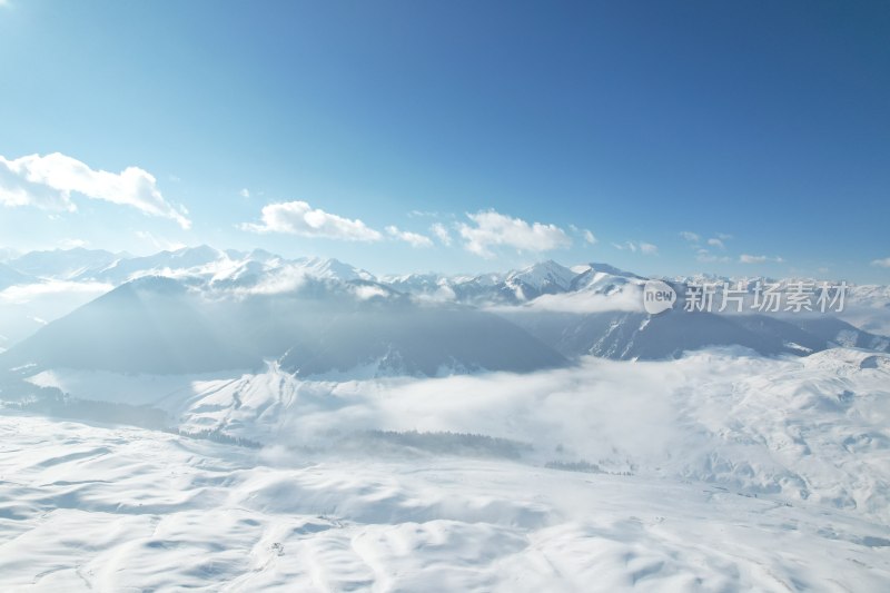 壮观的雪山云海全景