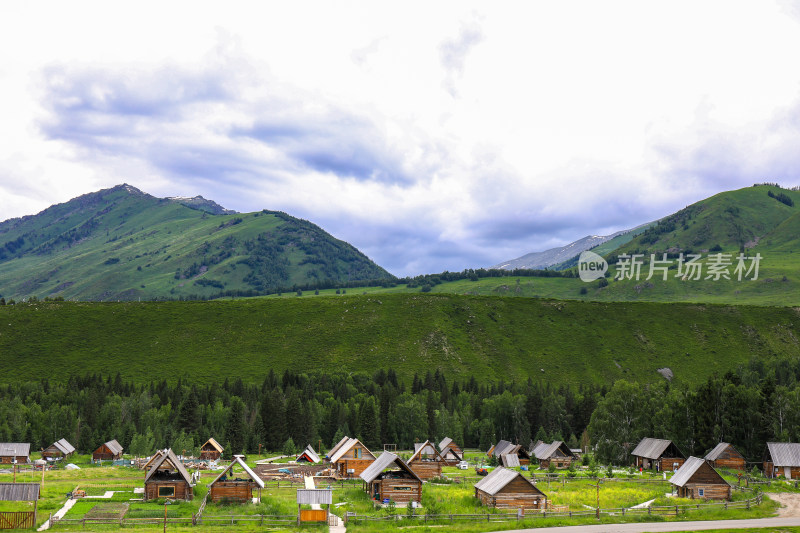 春季阿勒泰禾木村庄风景