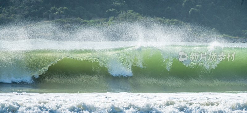 海南三亚阳光下绿松石海浪浪花冲浪唯美治愈