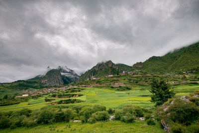 扎尕那蓝天白云山峰