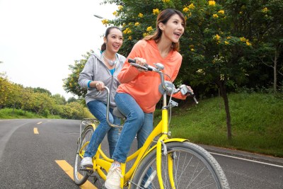 年轻大学生在校园里骑车