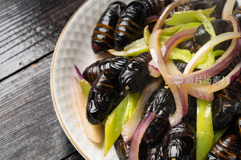 中国东北特色美食干炒茧蛹