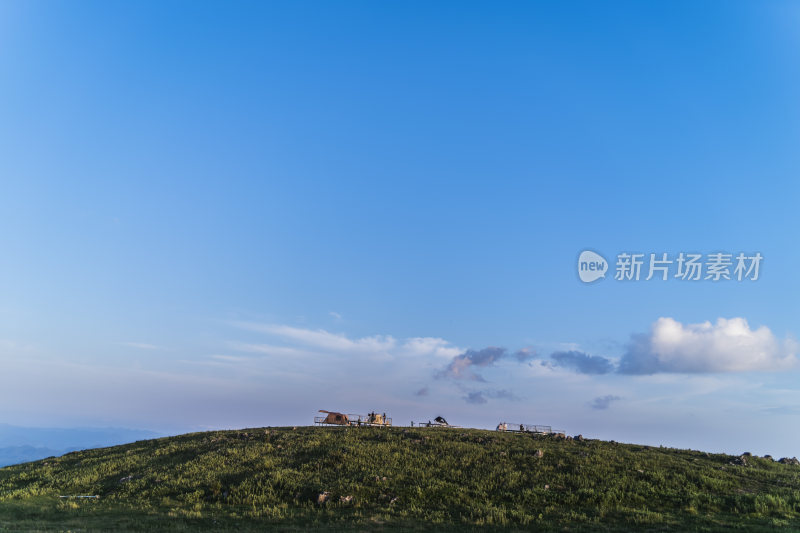 夜幕下的山顶露营地