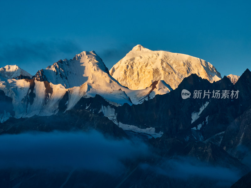 绝美的日照金山