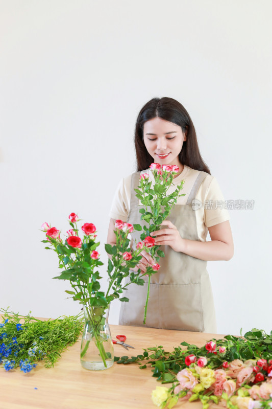 一名中国美女在插花