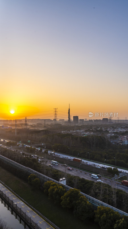 日落时分的城市高速路交通景象