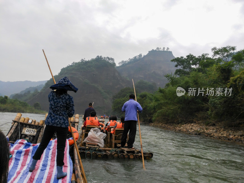 武夷山竹筏漂流船夫撑篙场景