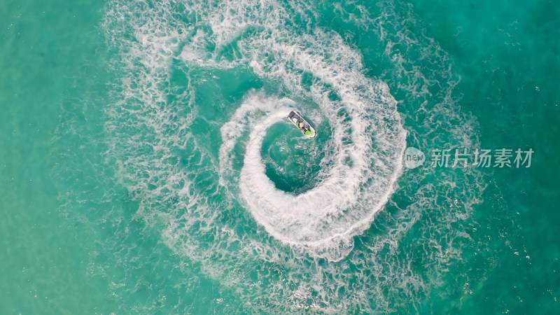 航拍海上摩托艇旋转场景