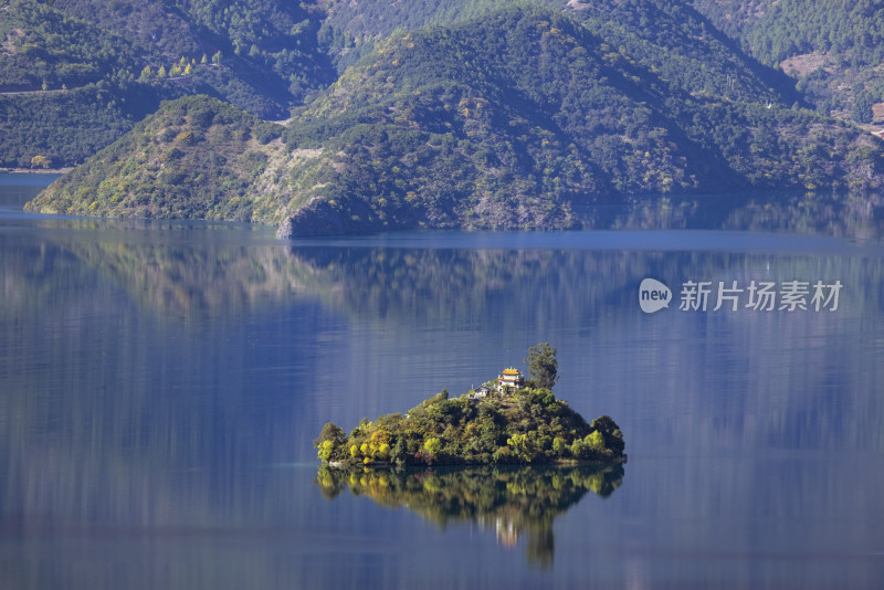 泸沽湖航拍湖心小岛与远山